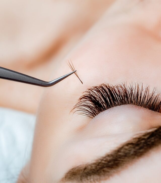 woman-eye-with-long-eyelashes-eyelash-extension-lashes-close-up